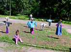 Деца от село Мировяне изработват плашила за конкурс на местното читалище