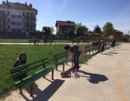 Служители на район „Нови Искър“ почистиха и облагородиха парка в кв. „Славовци“