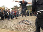 8 - И кмета на Подгумер, Валери Динчев, показа своите способности <br />в прескачането на огъня
