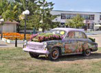 Цветен ретро автомобил на центъра на квартал Кумарица